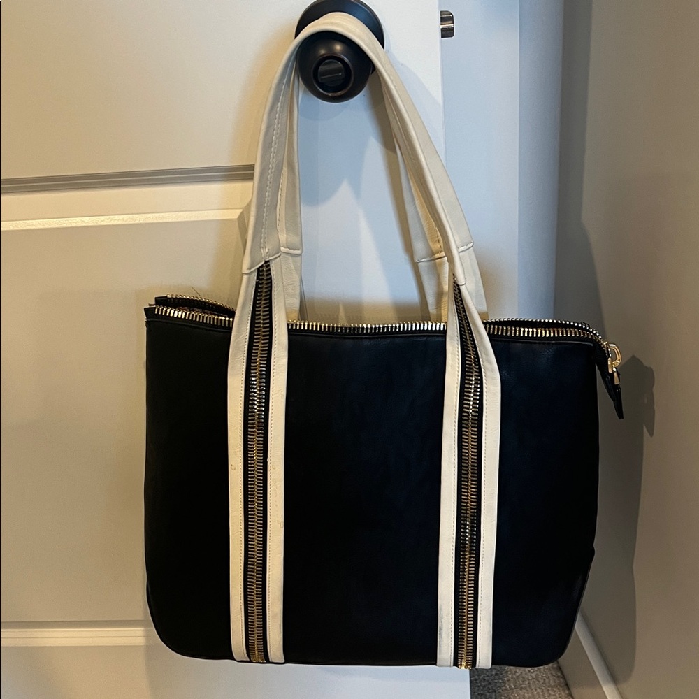 Big Buddha Avery Cream and Black Tote
Cool Zip Design in Vegan Leather. LIKE NEW
